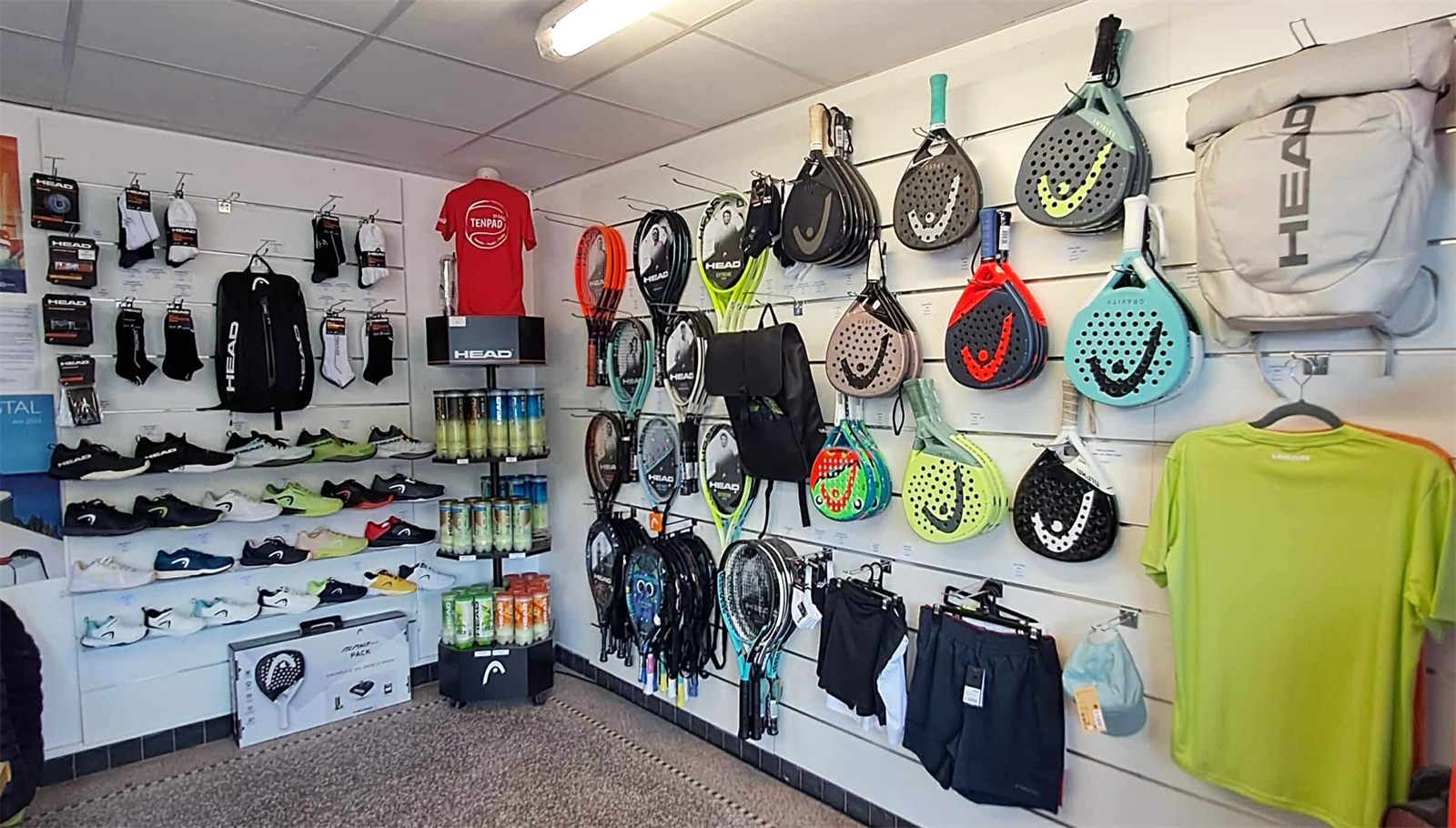 Pro shop du TenPad à Saint-Cast-le-Guildo : raquettes de tennis et de padel, chaussures, balles et textile