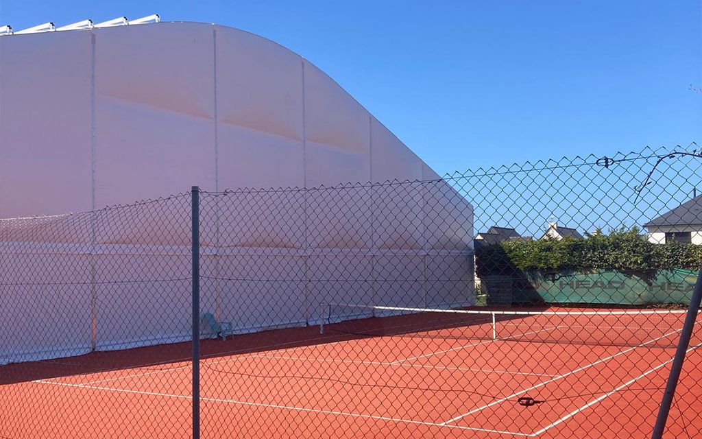 Court de tennis extérieur à côté des terrains couverts du TenPad